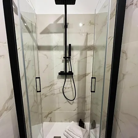 Domus Jota - Comfort E Stile In Indipendente Appartamento *